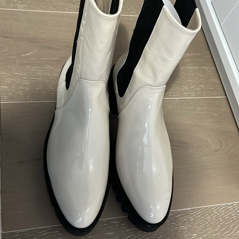 NEW Theory Cream Chelsea Boots with Black Elastic Panels and Thick Rubber Soles - Picture 7 of 8